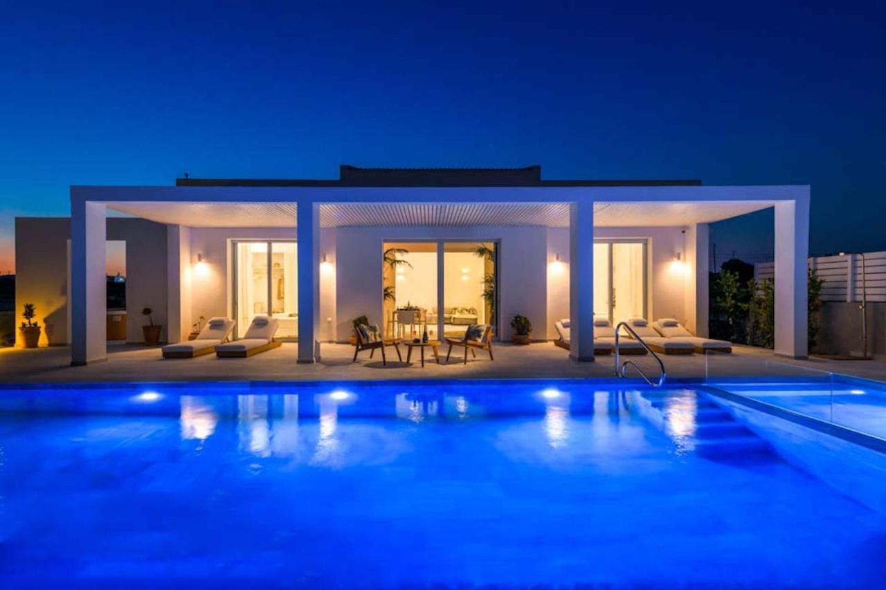 Seashore Beachfront Villa ラクハニア エクステリア 写真