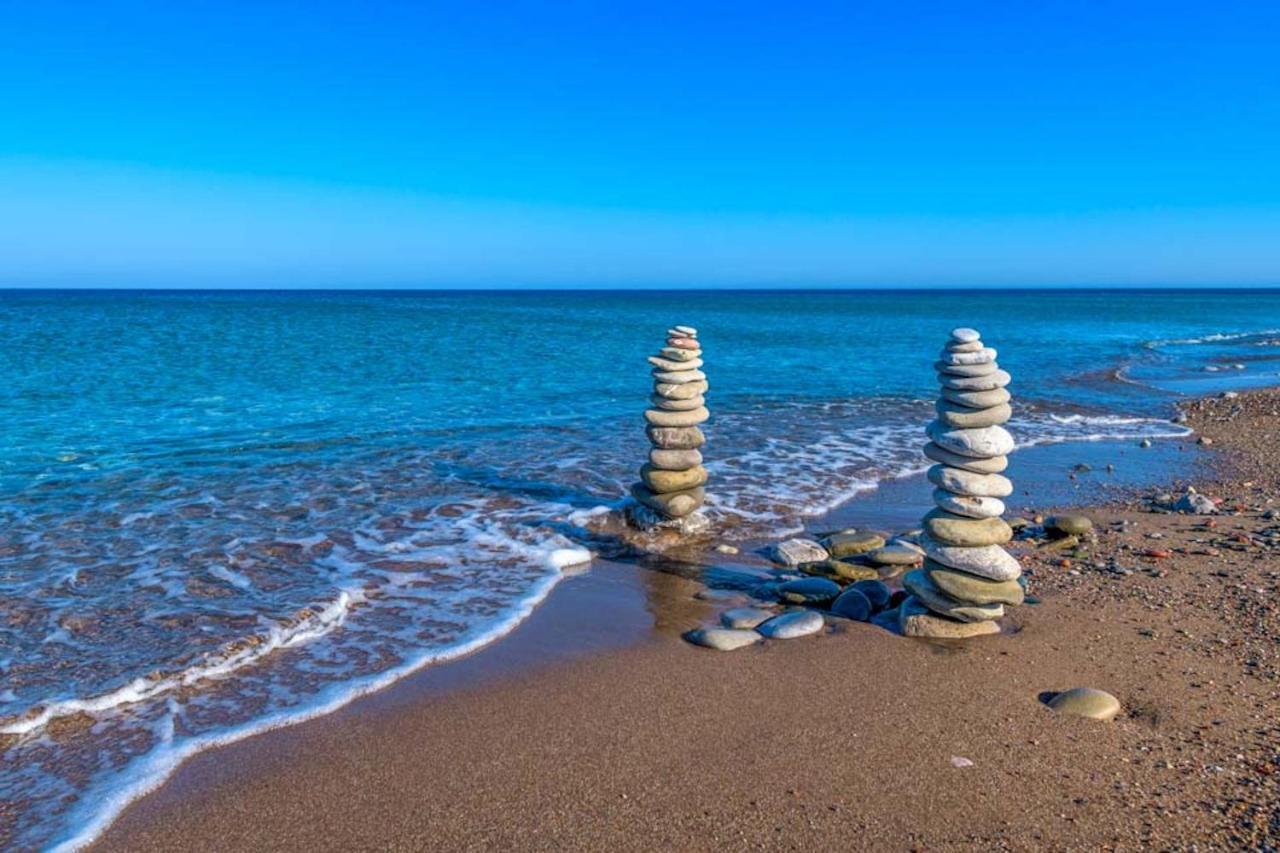 Seashore Beachfront Villa ラクハニア エクステリア 写真