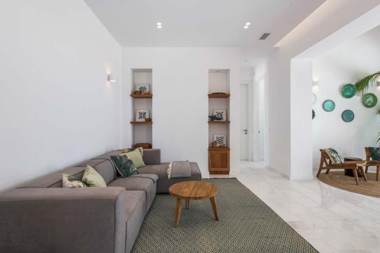 Seashore Beachfront Villa ラクハニア エクステリア 写真