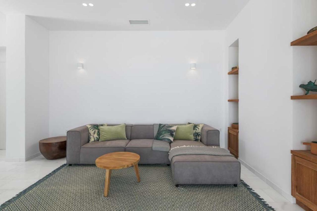 Seashore Beachfront Villa ラクハニア エクステリア 写真