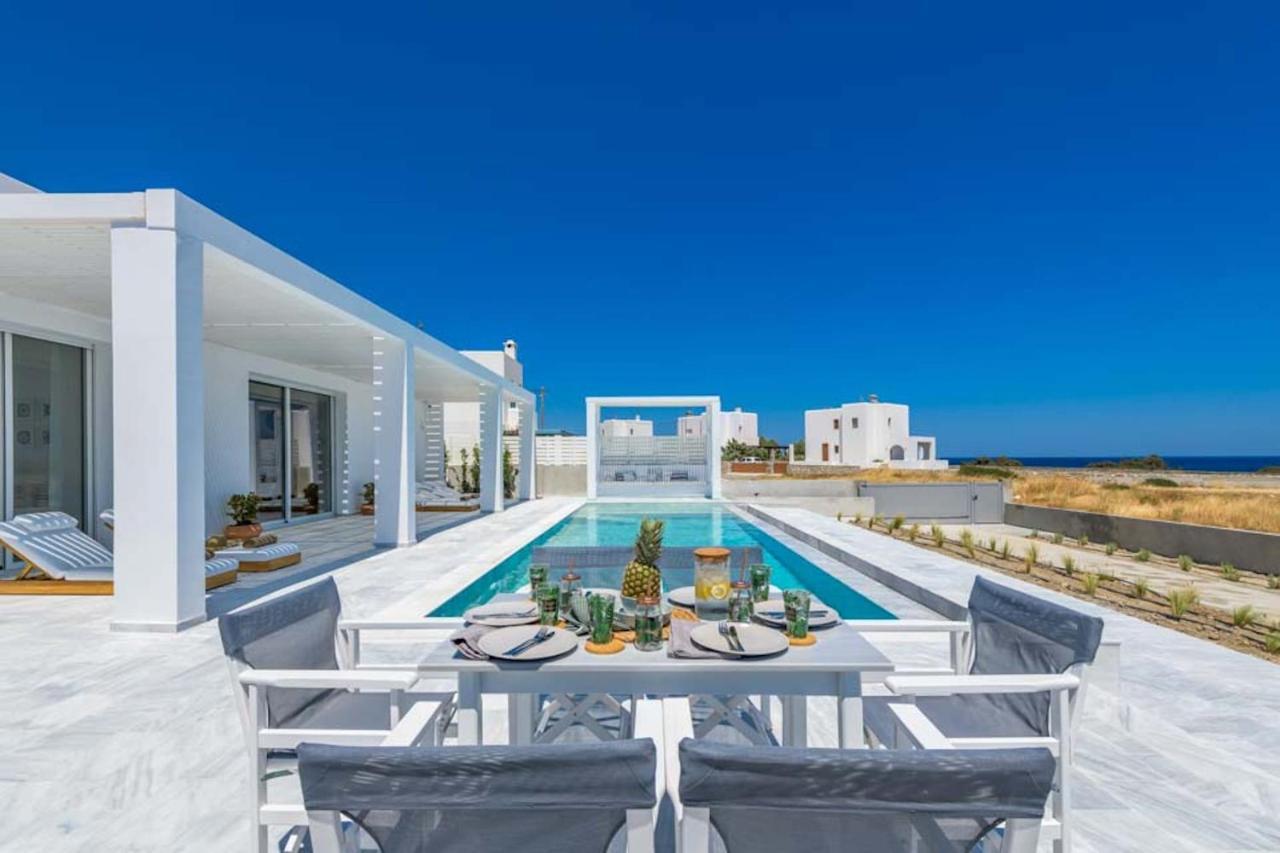 Seashore Beachfront Villa ラクハニア エクステリア 写真