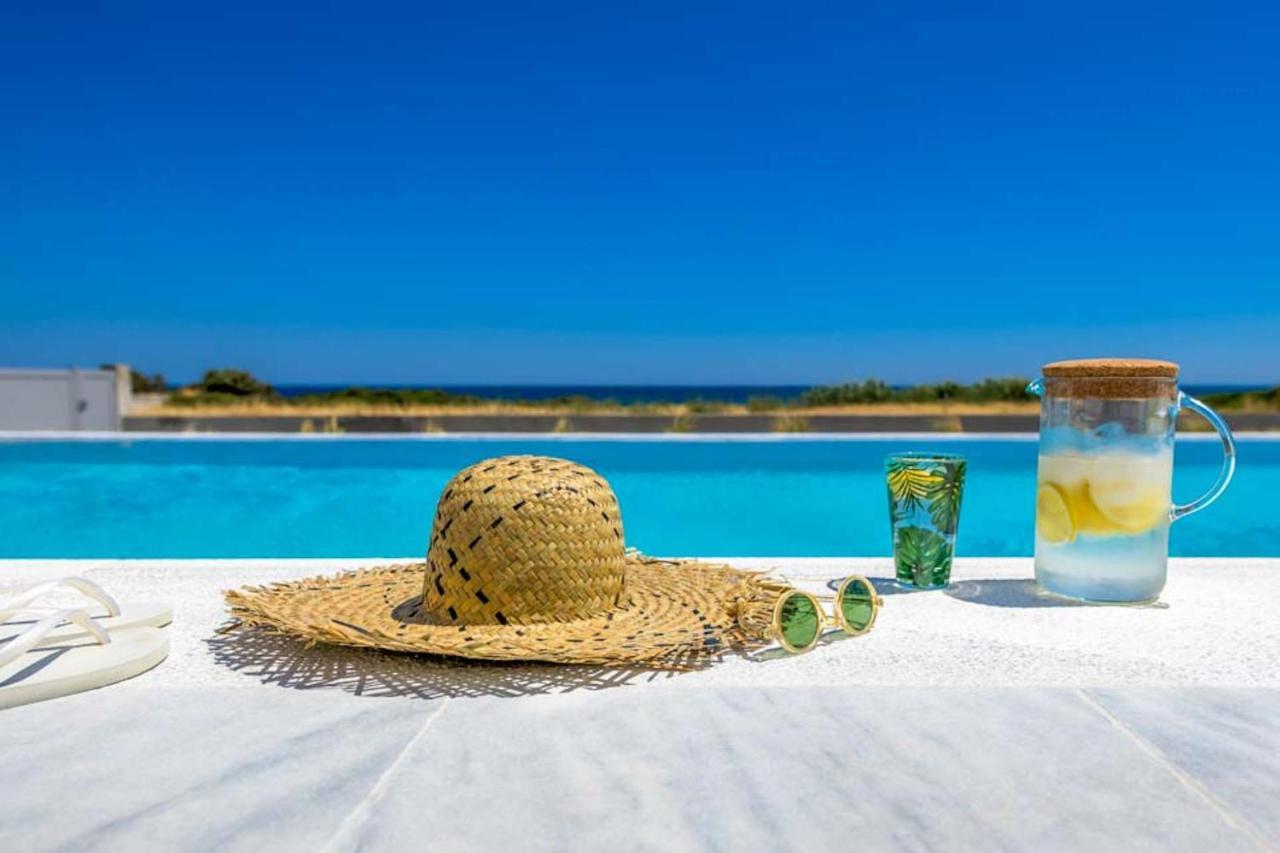 Seashore Beachfront Villa ラクハニア エクステリア 写真