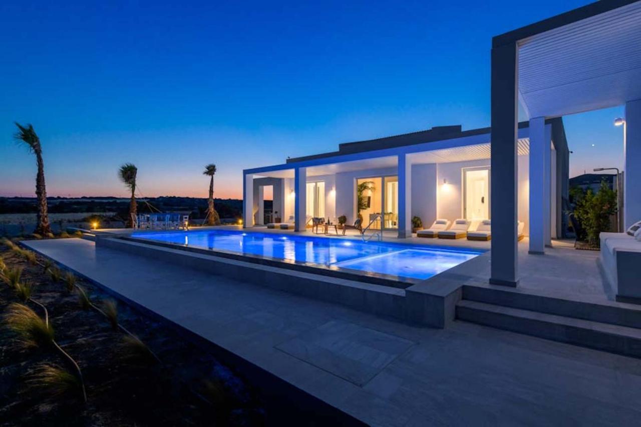 Seashore Beachfront Villa ラクハニア エクステリア 写真