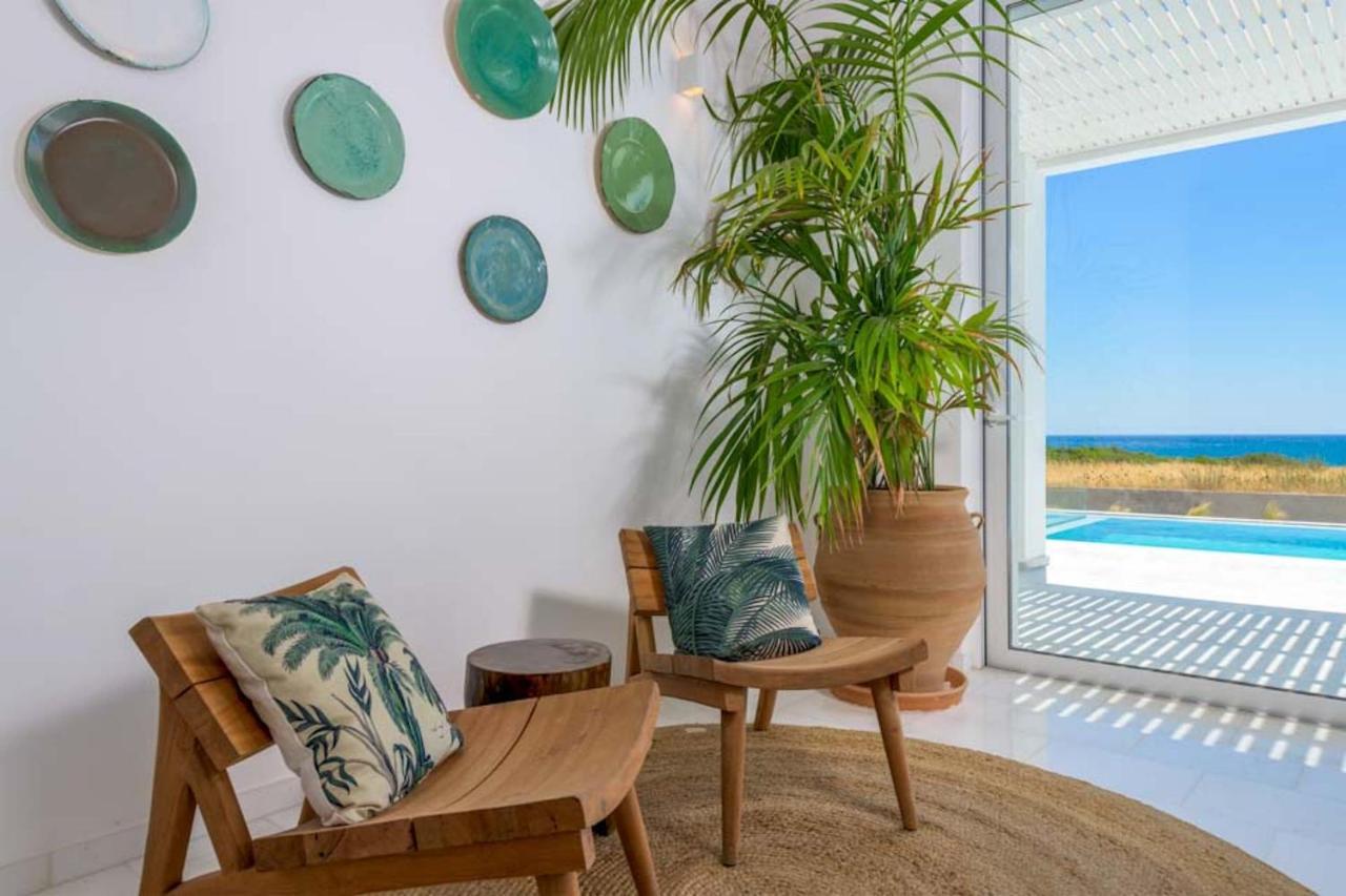 Seashore Beachfront Villa ラクハニア エクステリア 写真