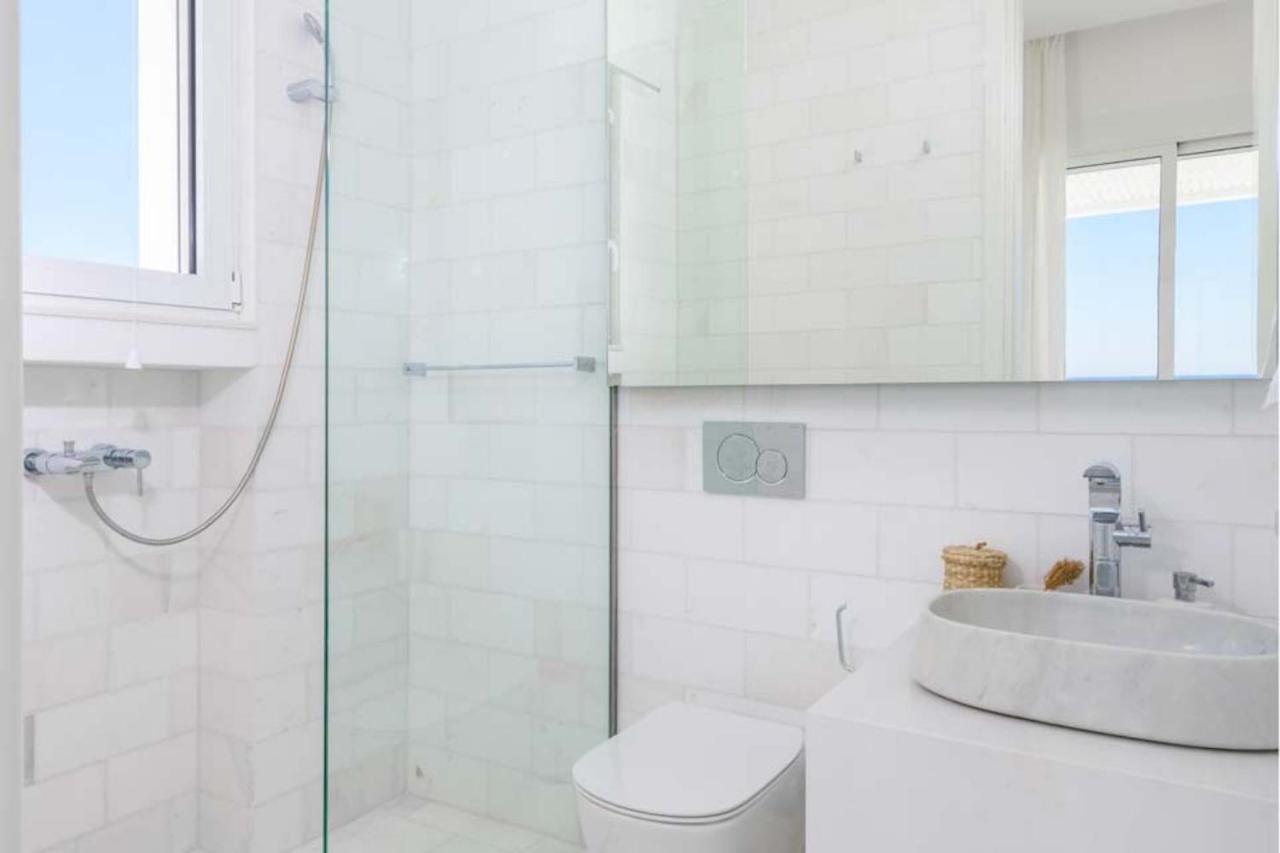 Seashore Beachfront Villa ラクハニア エクステリア 写真