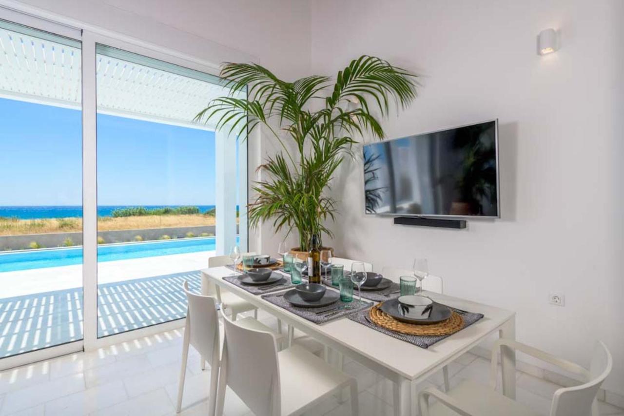 Seashore Beachfront Villa ラクハニア エクステリア 写真