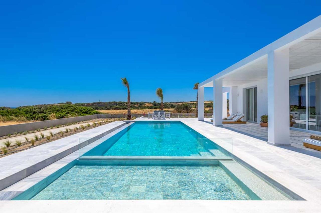 Seashore Beachfront Villa ラクハニア エクステリア 写真