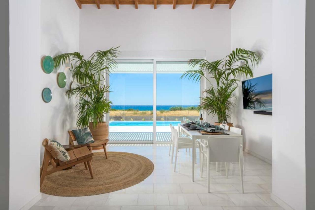 Seashore Beachfront Villa ラクハニア エクステリア 写真